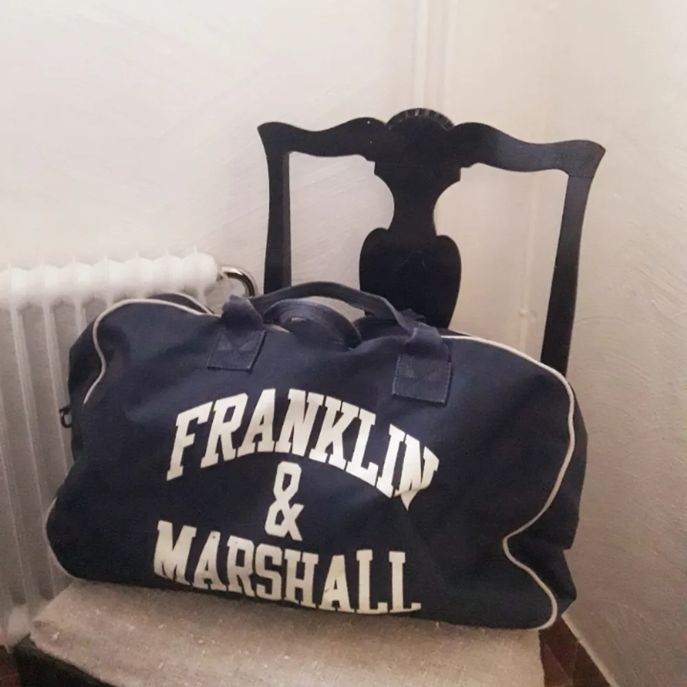 Fin marinblå väska från Franklin & Marshall.. Väskor.