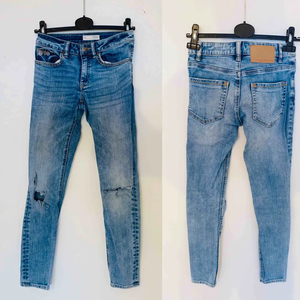 Odd Molly jeans med slitningar. Köparen står för frakten!. Jeans & Byxor.