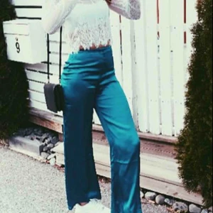  - Gröna silkes byxor ifrån na-kd  Jag är runt 170-172 och byxorna är bra längd för mig.