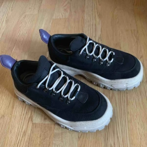  - Eytys Angel canvas black, ordinarie pris 2400kr. I bra skick, sparsamt använda fåtal gånger (se bilder). Säljes för 1900kr. Frakt tillkommer (ca 100kr) 💫