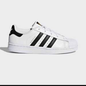 Adidas superstar i fint skick, men använda en del! Smutsiga men går att tvätta. Super najs med ett par simpla skor!  Frakt tillkommer 