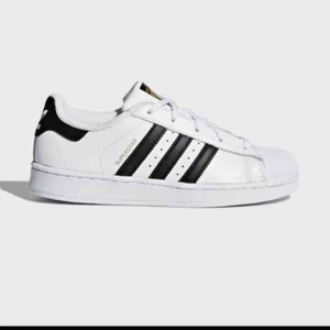  - Adidas superstar i fint skick, men använda en del! Smutsiga men går att tvätta. Super najs med ett par simpla skor!  Frakt tillkommer 