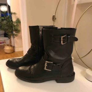  - Ett par svarta biker boots från HM! Super snygg men kommer tyvärr inte till användning✨