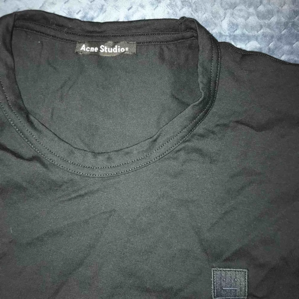 Acne tshirt köpt på från A till Ö! sitter oversized knappt använd☺️. T-shirts.
