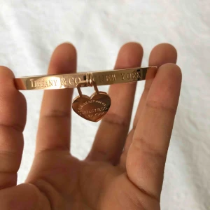  - Tiffany & Co armband✨ oanvänd! Inte äkta!