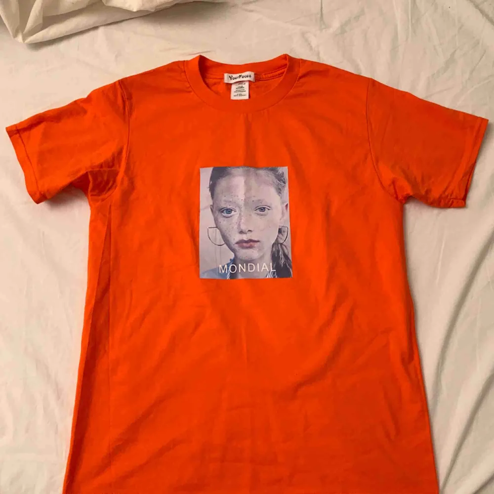 Neon orange t shirt. Oanvänd. Möter upp i Nyköping eller Stockholm, annars står köparen för frakt . T-shirts.