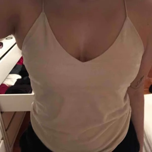  - Oanvänd ljusrosa/beige sammetstopp med tunna band från bikbok. Storlek M men passar även en S! Köparen står för frakt om det ej finns möjlighet att mötas upp. :)