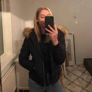  - Cool poppis jacka från Svea! Inte riktigt min stil längre och därför säljer jag den👍🏼 nypris ca 1000kr! Knappt använd👍🏼 Om du vill frakta står du för frakten