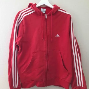  - Röd adidas hoodie med dragkedja! 