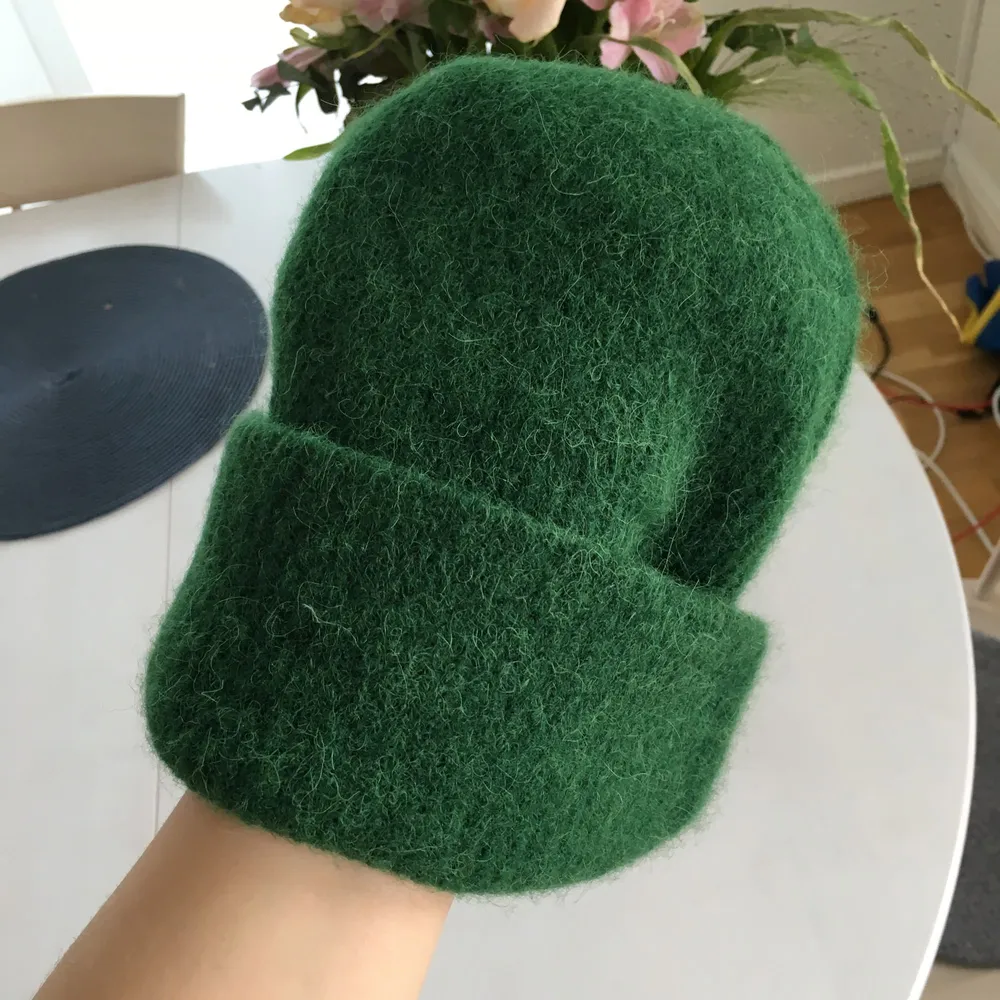 Säljer denna jättefina gröna mössa från Samsoe Samsoe i modellen Nor Hat. Orginalpris- 399kr Hör av er om ni har någon fråga! Kan fraktas om köparen står för frakten :). Accessoarer.