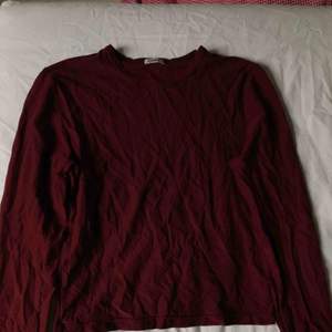 Vinröd kortare långärmad tröja från Onyx. Typ mesh i materialet och därför lite genomskinlig. Säljer den pp grund av att den är lite liten, swish och frakten ingår inte!