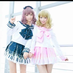  - Söt ”sailor” skjorta med japanskt stuk! Ingen exakt storlek men uppskattas S. Använd max 5 gånger. Kan skickas men köparen står för frakten!🤠