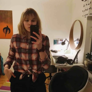  - Skjorta som har en lite country vibe. Fin till både sommar och vinter.   Säljer då jag rensa ur min garderob.   Frakten är inte inräknad i priset så den kostanden tillkommer. 