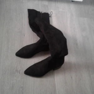  - Ett par svarta stövletter från H&M som används 1-2 ggr. Säljes pga för små för mig! Riktigt fina och snygga skor som söker ett nytt hem, dragkedjor på insidan av fötterna och snörning på baksidan av skon. Säljes för 75kr +frakt. Köparen betalar frakt, betalas med swish🙆  🎉