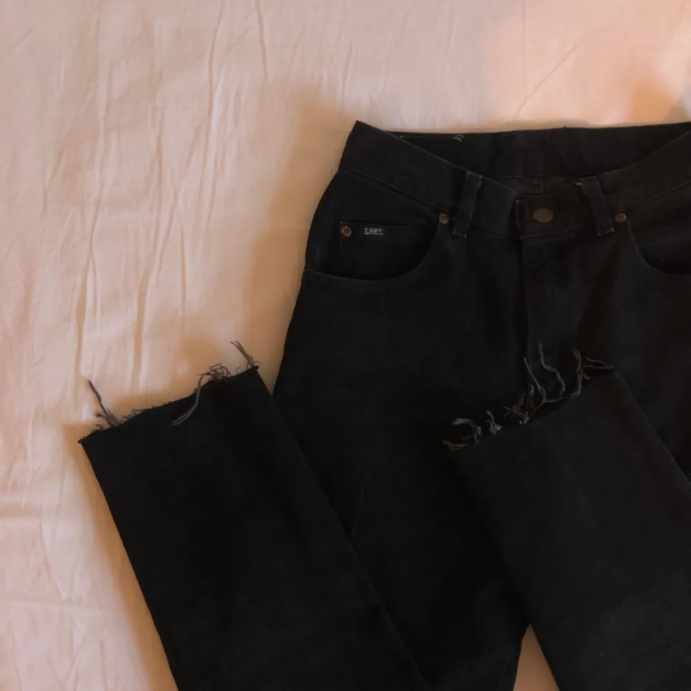 Högmidjade, avklippta Lee jeans köpta på Beyond Retro, kontakta för fler bilder.  Kan mötas upp i Stockholm eller frakta mot fraktkostnad. 🌹. Jeans & Byxor.