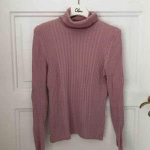  - Rosa ribbstickad polotröja från Urban Outfitters. Använd 1-2ggr. Passar XS/S.