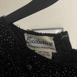  - Vintage långärmad blus med pärlor och silke, endast använd 1 gång. Från 80-talet. Perfekt för tex en middagsdejt ✨