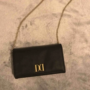  - En handväska från Donna Donna med guldkedja. Axelbandet går även att ta bort! 100kr + frakt