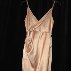  -  champagne rosa klänning i siden. jättevacker och ger fin passform. använd 1 gång under en bal. slits vid låret💗💕🥰bud ligger nu på 200kr