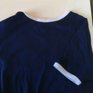  - Snygg t-shirt i mjukt material från River Island. Tröjan har vitt runt ärmarna och halsen och resten är mörkblått. 🐳 Vid frakt betalar köparen frakt (60 kr) 🚨