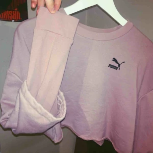  - croppad PUMA tröja med supercoola armar!✨frakt 50kr