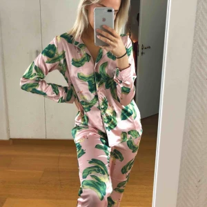  - En pyjamas men jag använde tröjan som en festblus, svin fin. Passar inte längre min stil så därför ska den säljas. Blusen: 80kr    Blus+byxor: 100kr Fraktar