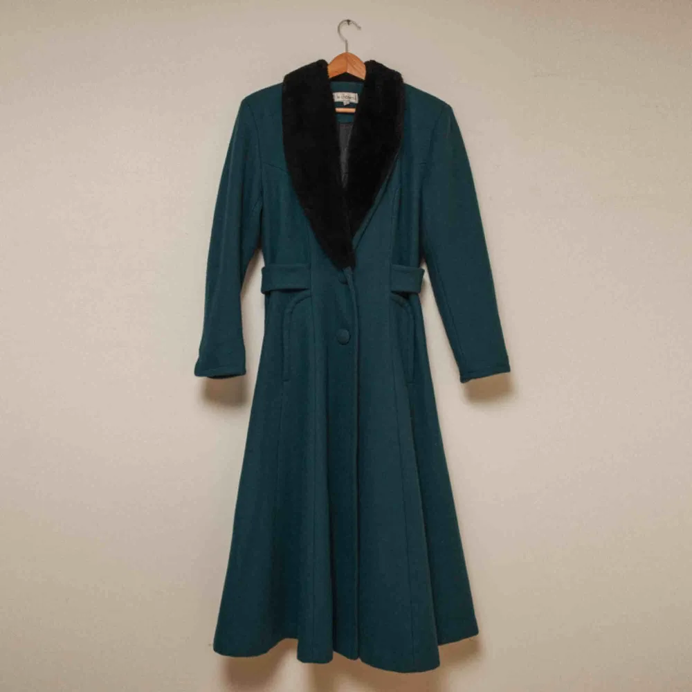 1970’s single breasted wool coat from Le Chateau.. Jackor.