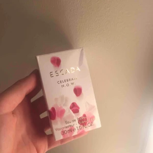  - Oanvänd helt ny Escada Celebrate N.O.W parfym. Det är 30 ml. Nypris 450-500kr. Förpackning tillkommer. Frakt och pris kan diskuteras! Skriv gärna om ni har några funderingar