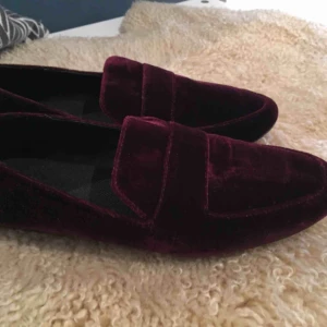  - Fina oxblodröda sammetsskor från Zara