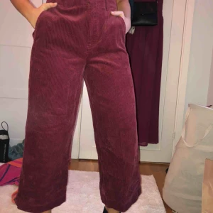  - Vida Manchesterbyxor i vinrött från uniqlo, croppade så lite kortare i längden. Waist 26, men stor för att vara en 26a. Jag som brukar ha 36/38 i byxor men dessa passar ändå perfekt:) använda 1 gång. Väldigt skönt material och så sköna att ha på sig!