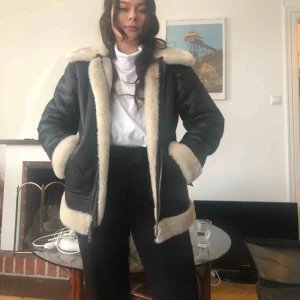  - Svart läderjacka med ulliknande krage. Använd 2 gånger, köpt på caliroots för 2000kr. 