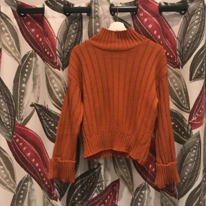  - En stickad tröja. Superfin och skön! Lång i ärmarna och hög krage. 😊 Säljer pga inte kommit till användning!