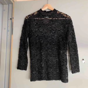  - Jättefin blus till festen! Använd en gång 🌟 passar s-m 