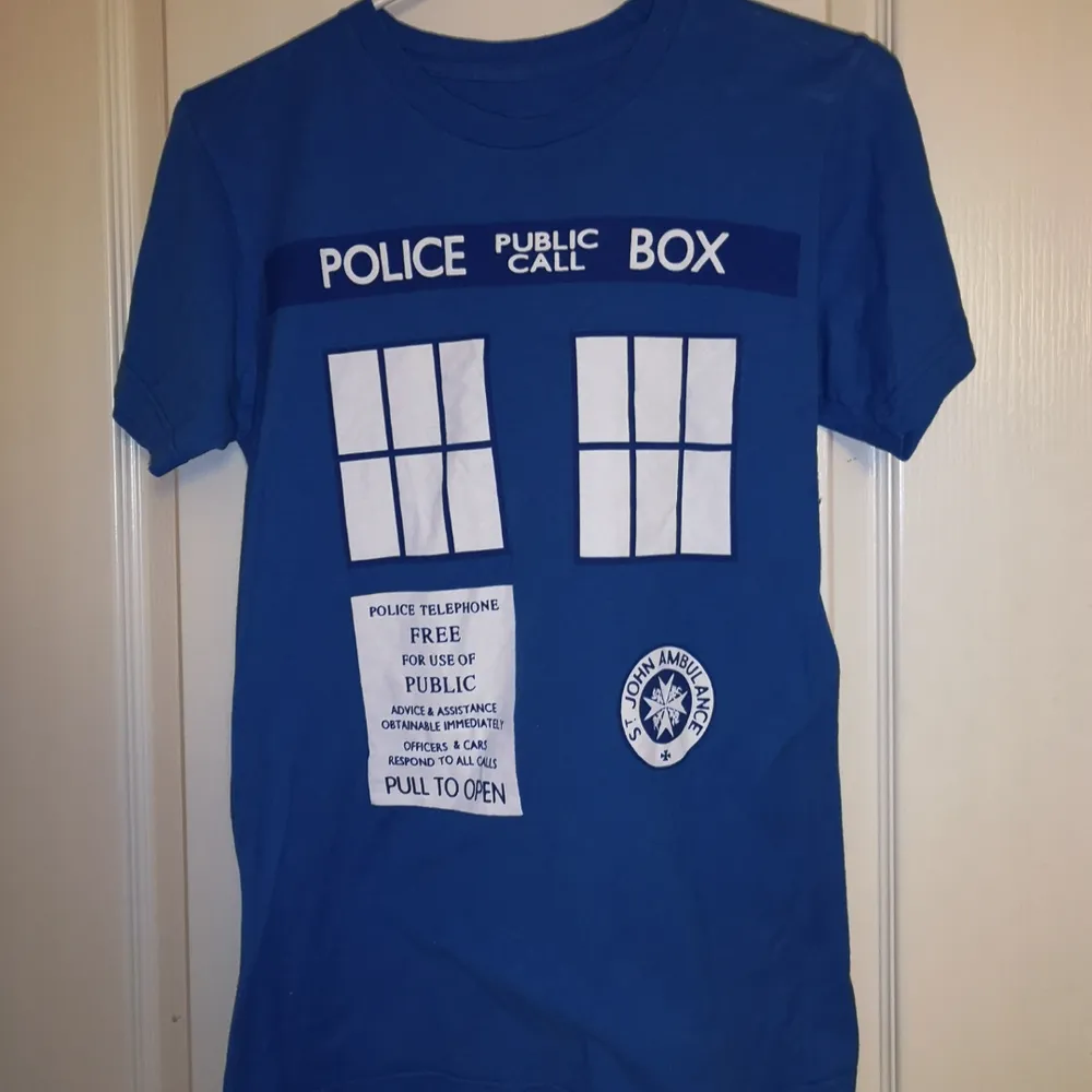 En t-shirt som föreställer en tardis från Doctor Who. Fick den i present några år sen och har använts kanske 3 gånger. Kan hämtas i Lund eller Eslöv, annars tillkommer frakt.. T-shirts.