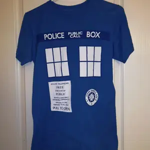 En t-shirt som föreställer en tardis från Doctor Who. Fick den i present några år sen och har använts kanske 3 gånger. Kan hämtas i Lund eller Eslöv, annars tillkommer frakt.