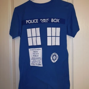  - En t-shirt som föreställer en tardis från Doctor Who. Fick den i present några år sen och har använts kanske 3 gånger. Kan hämtas i Lund eller Eslöv, annars tillkommer frakt.