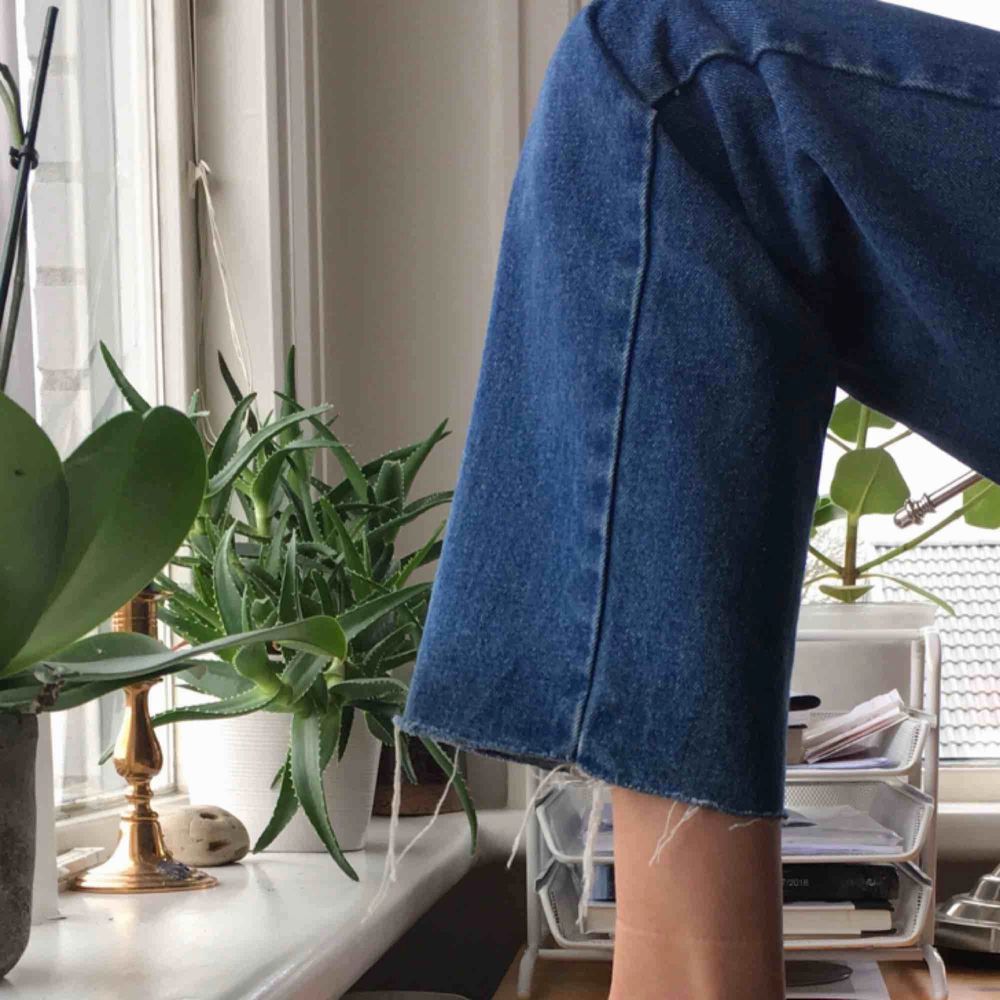 Supersnygga byxor från ”Roberto jeans”, begagnade och köpta på Erikshjälpen med avklippta ben. Superbra kvalitet. Säljer då de är för stora för min del. Kan möta upp i Lund eller Kristianstad, annars står köparen för frakt. . Jeans & Byxor.