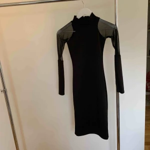  - Svart klänning, halvlång  