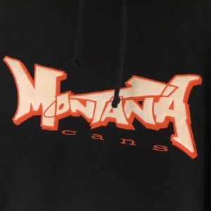  - Riktigt fet hoodie från Montana Cans. Embossed logo på bröstet. Fint skick. Kan hämtas i Uppsala eller skickas mot fraktkostnad 