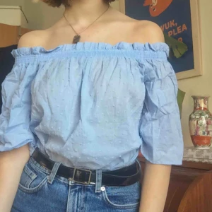  - Off-shoulder blus från hm. Baby blå med små utstickande prickar. Använd 1 gång. Passar även S bra. Kan eventuellt mötas i Stockholm. Frakt tillkommer. Hör av dig om du har frågor! :)
