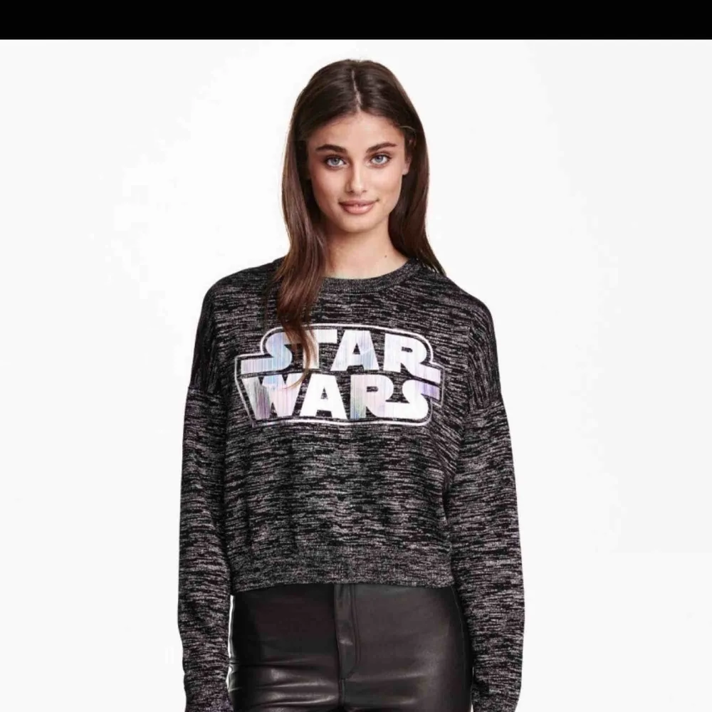 Superfin och frän Star Wars tröja från H&M i storlek S! Använd väldigt få gånger så i superbra skick! FRI FRAKT!!💘💘🤠. Tröjor & Koftor.