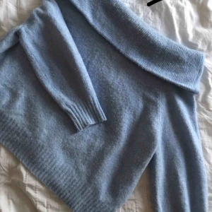  - Mysig stickad off shoulder tröja i en superfin ljusblå färg. Kan fraktas för 59 kr extra eller mötas upp i Lund/Malmö