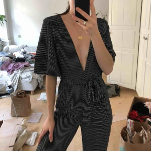  - pga grderobsrensning måste jag göra mig av med detta guldkorn! aldrig använd, nypris 700kr☀️ skulle säga att den är true to size, 36. väldigt djup urringning men kan ändras med säkerhetsnål 