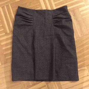  - Grå kjol. Zip på sidan. Stl 36. Tiger of Sweden. Som ny