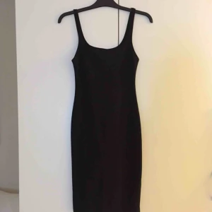  - Från Zara Trafaluc, strl S. Slits där bak. Använd någon enstaka gång. 📬 Frakt ingår i priset!