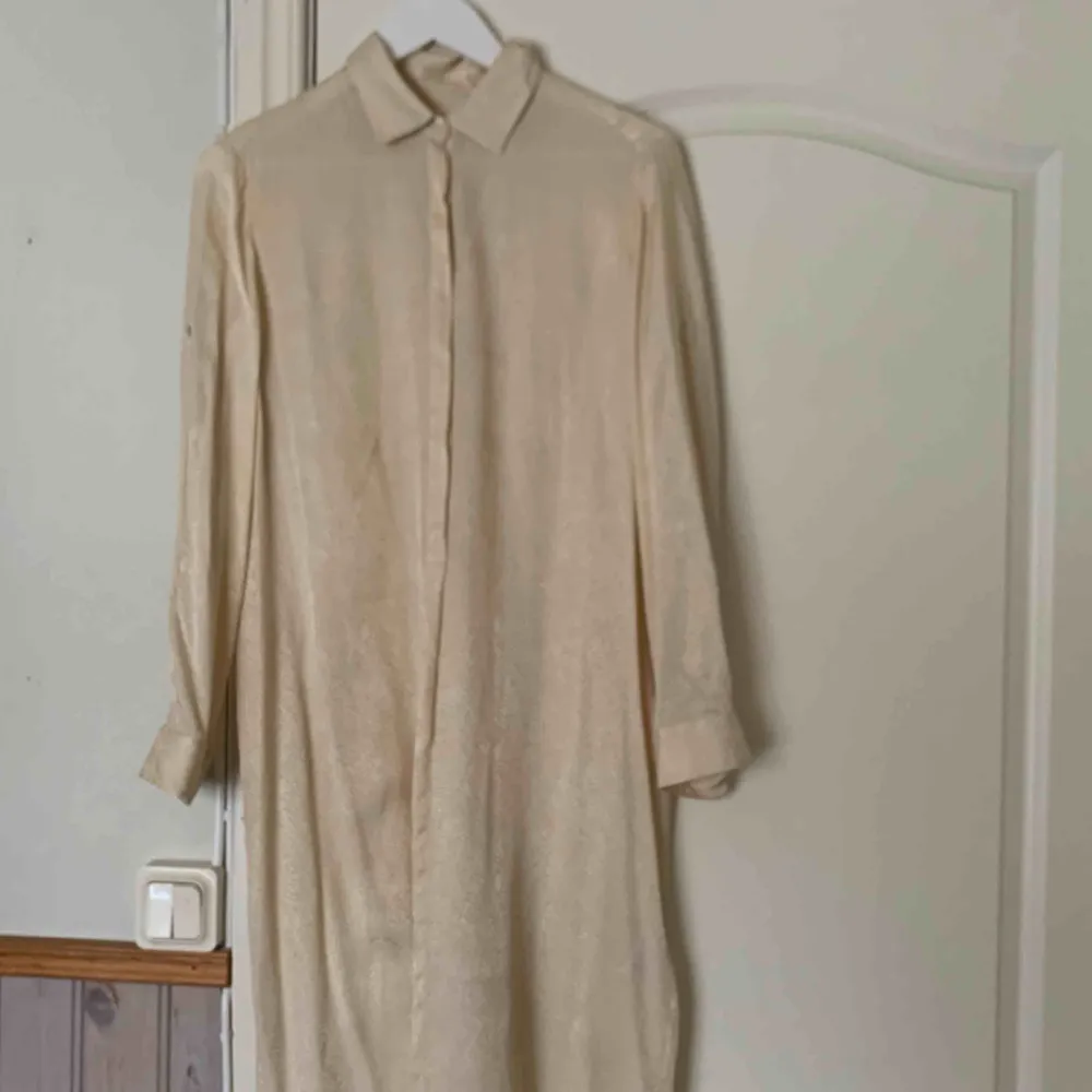 Skjortklänning i diskret mönster från Filippa K. I nyskick, endast använd 2 gånger. Frakt tillkommer 💫. Klänningar.