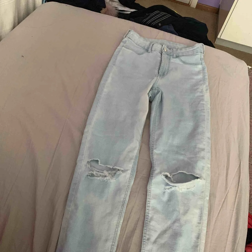 Trashed jeans från H&M köpta för 200kr säljer för 50kr. Byxorna är i storlek 34 men passar en 36 eftersom det är stretchiga.. Jeans & Byxor.