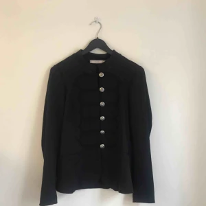  - Kavaj i bomull med knäppning.