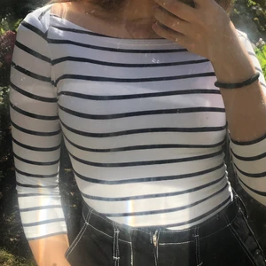 Randig topp med trekvartsärm - Randig topp med trekvartsärm i storlek XXS-S. Frakt tillkommer alternativt mötas upp vid TC. 