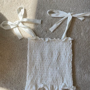 Vitt linne - Jag säljer detta söta, vita linnet från ginatricot eftersom det inte kommer till användning. Jag säljer det för 70kr+frakt🤍 skriv privat för frågor!!